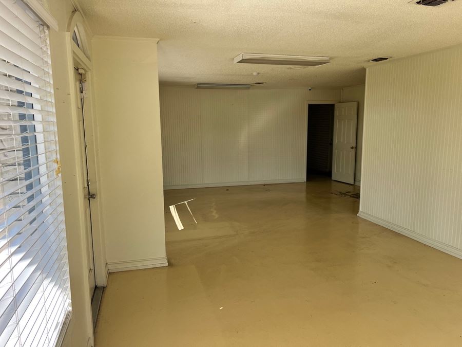 1,780 SF Building For Retail/Office Use