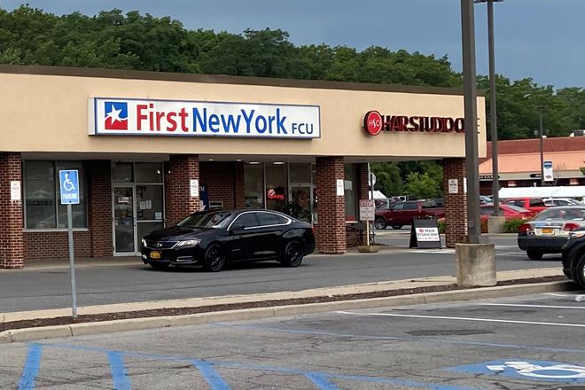 Market 32 Anchored Shopping Center