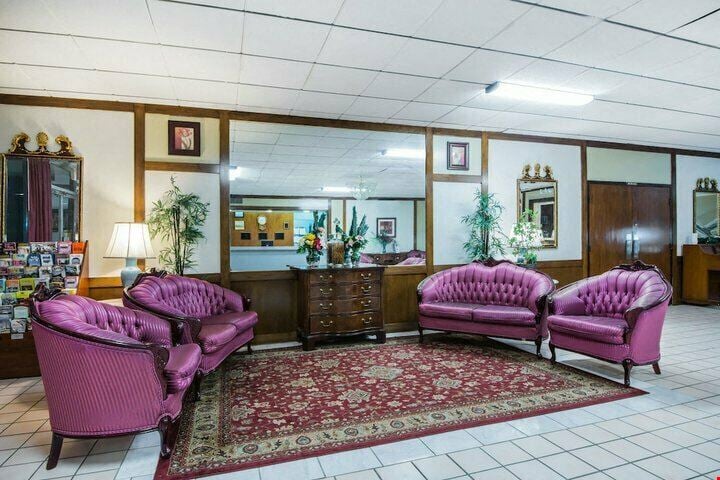 Napoleon Inn & Suites Napoleon OH