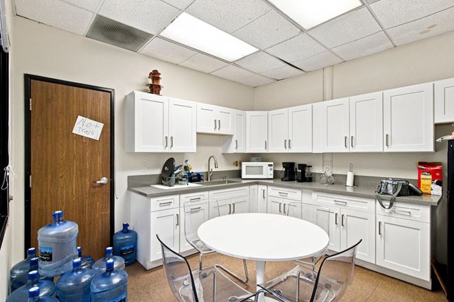 Runway Center | 10,000 SF Industrial Sublease | Suites G-H
