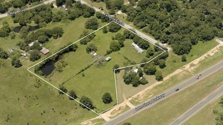 Photo of commercial space at 5863 & 5869 Lynette Circle in Bryan