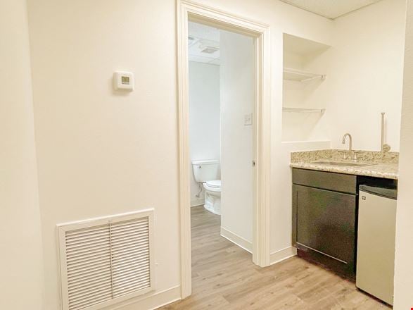 Second Floor Office Suites in Metairie
