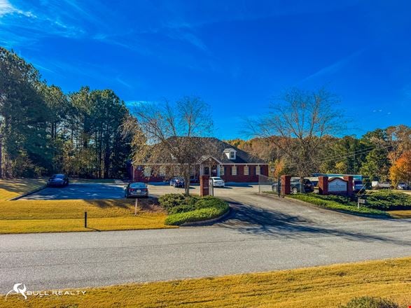 Freestanding Multi-Use Building | Sale or Lease | ±8,000 SF | ±3,987 SF Available
