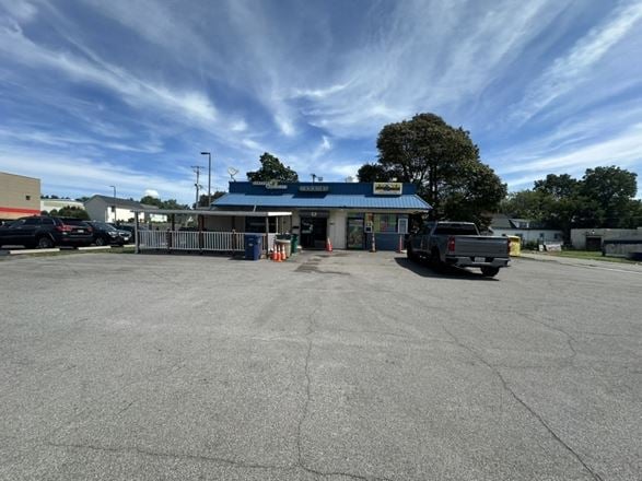 893 Jefferson Ave - 1,230+/- SF Retail Space