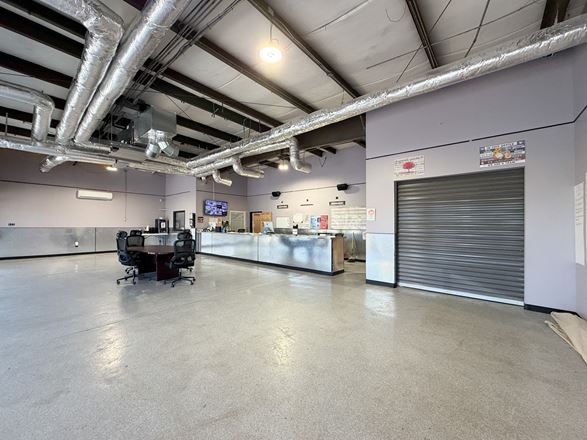 Retail Showroom / Warehouse with I-10 Visibility