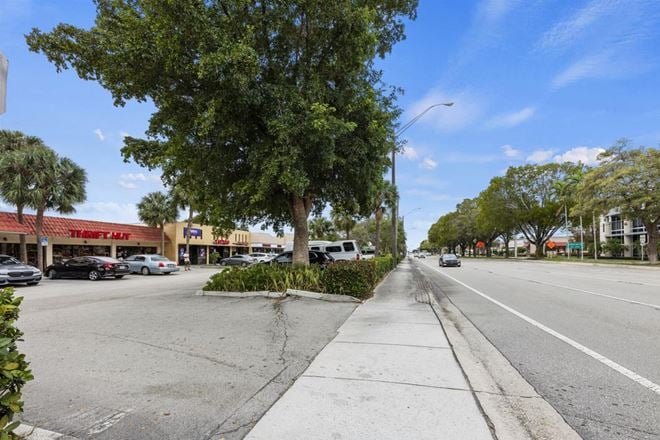 3226 W Hillsboro Blvd
