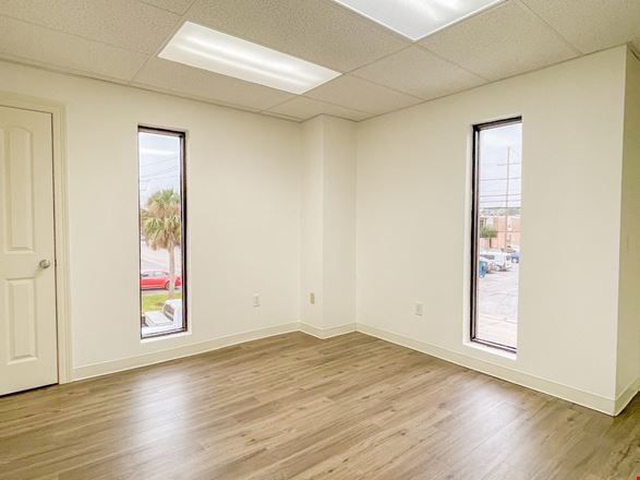 Second Floor Office Suites in Metairie