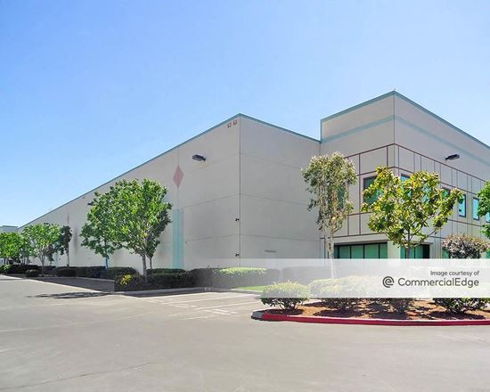 Magnolia & Trademark Center - 1550 Magnolia Avenue
