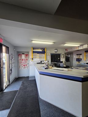2,800+/- Square Foot Retail / Flex Building