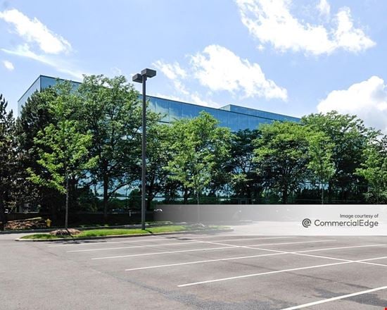 Hamilton Lakes Business Park - 450 Devon Avenue