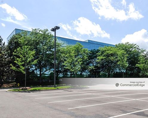 Hamilton Lakes Business Park - 450 Devon Avenue