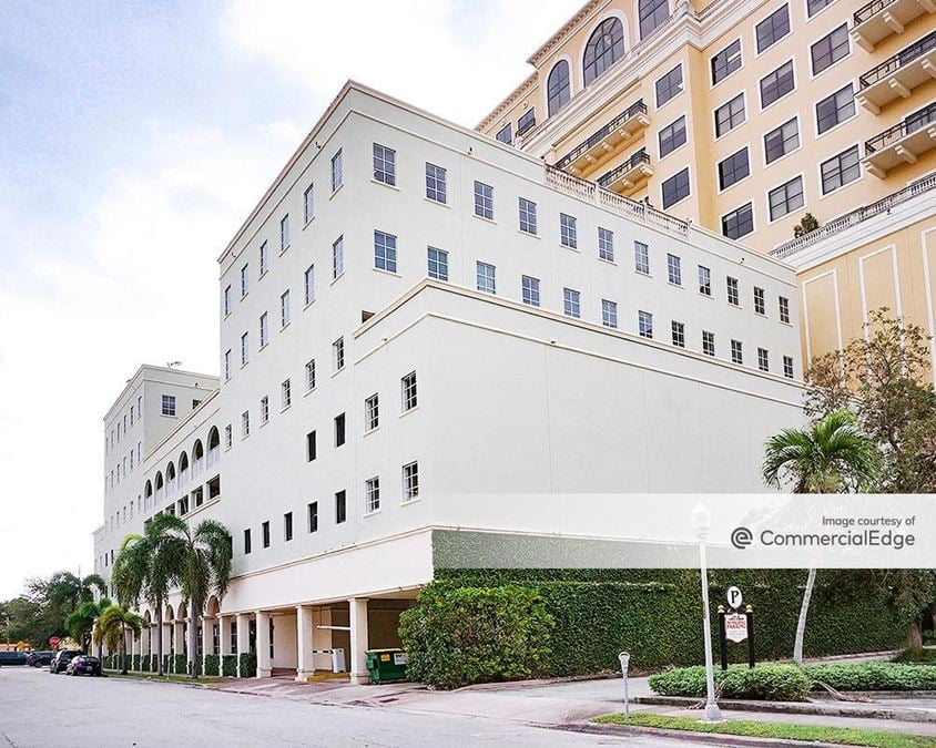 2000 Ponce Business Center