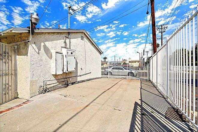 1108 E 84th Place