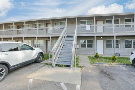 Photo of commercial space at 464-482 E Norwich Ave in Columbus