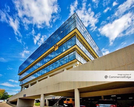 300 & 390 Union Blvd