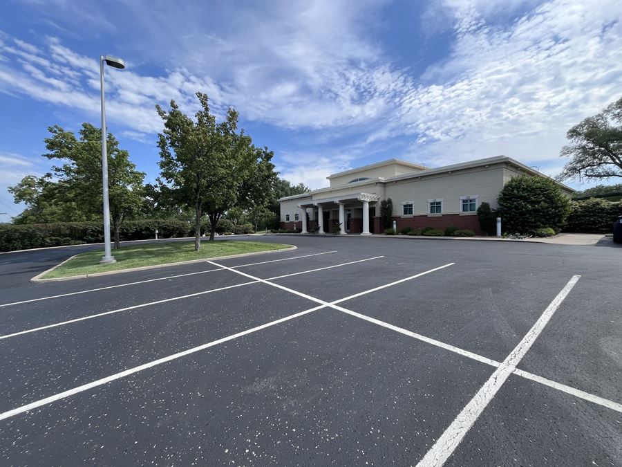 2111 N Woodbine Rd