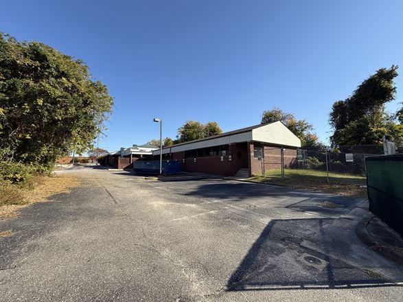 7,265 SF Former Vet Clinic | Ready for Medical Use