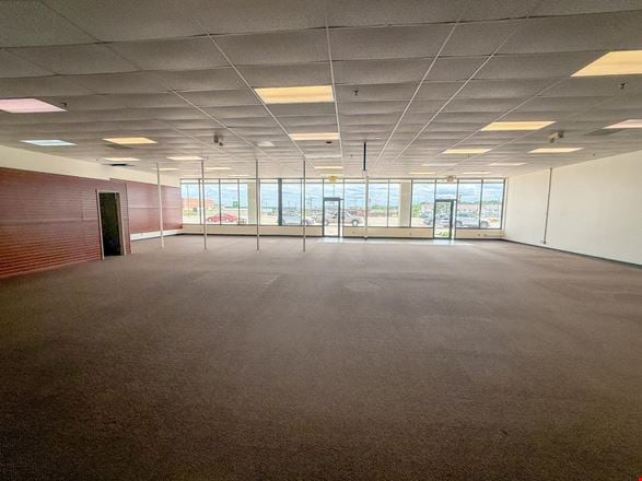 High-Visibility Retail, Showroom & Flex Space Near I-90