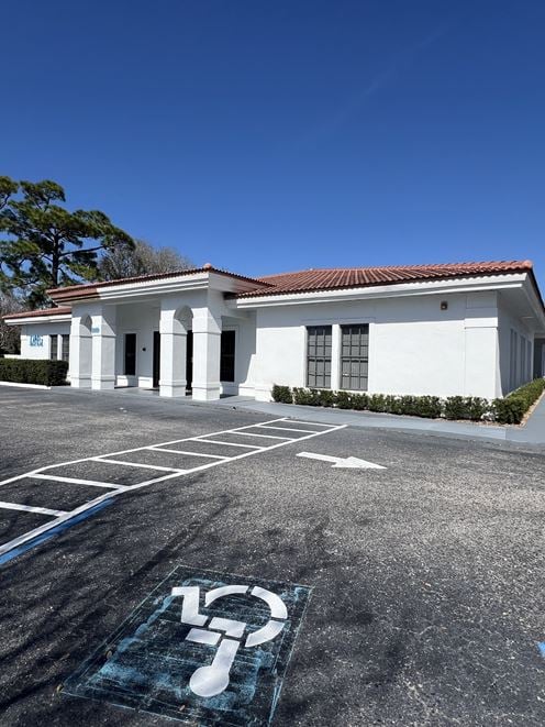2520 Tamiami Trl N