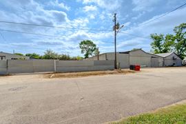 Prime Commercial Opportunity in Houston's Revitalizing Fifth Ward!