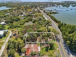 Vacant Lot in Cedar Key