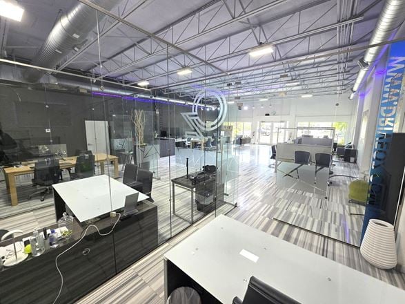Freestanding Flex/Retail/Showroom