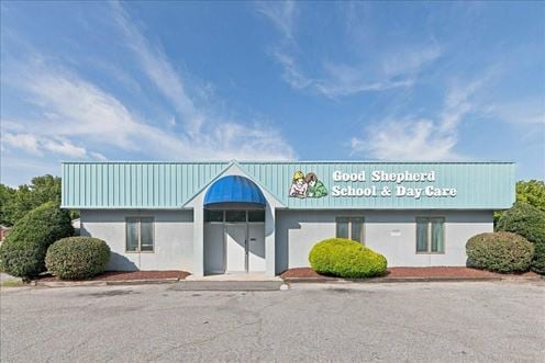 CORNER COMMERCIAL BUILDING NEAR DOWNTOWN - FOR LEASE OR SALE