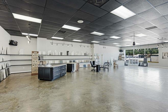 Retail Showroom & Warehouse - 11,000+ SF in South Lakeland