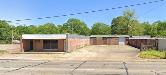 2,752 SF Service Retail Opportunity