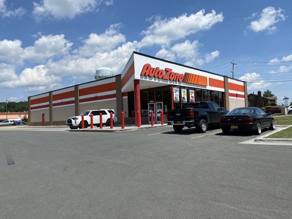 Market 32 Anchored Shopping Center
