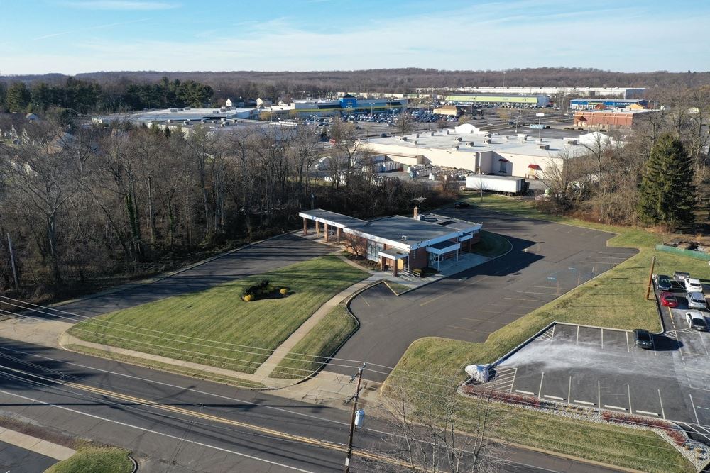 Freestanding Retail w/ Drive-Thru