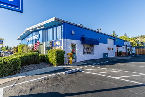 High Exposure Retail Building w/ Rear Yard Area