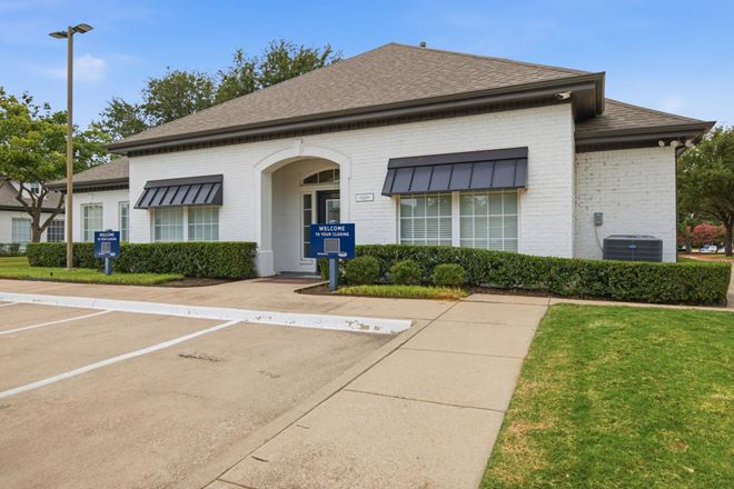 2555-2557 SW Grapevine Pkwy