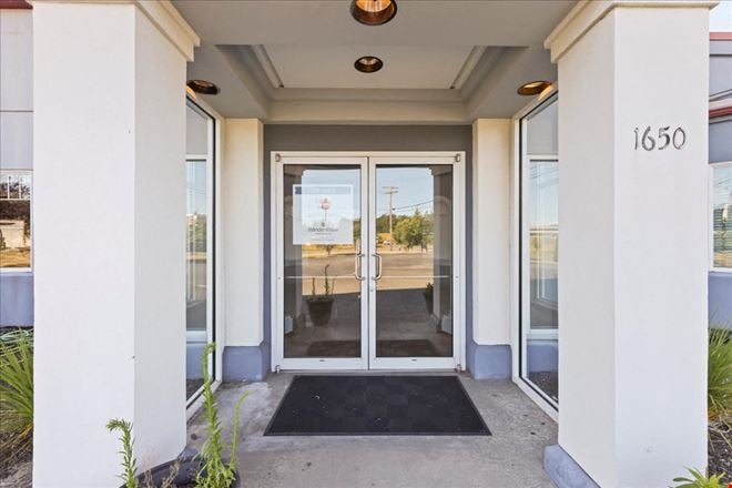 1650 w bakerview
