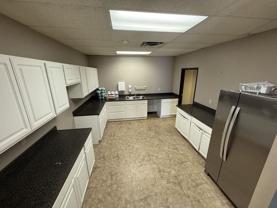 Everette Plaza Retail or Office Suites for Lease