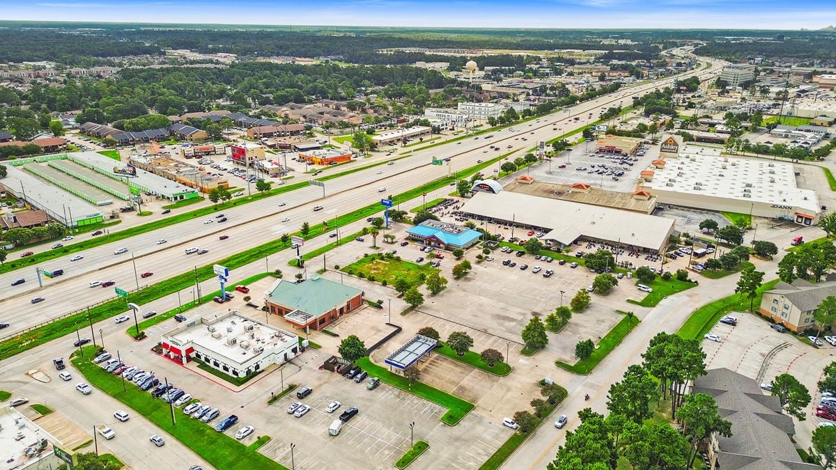 Retail-Ready 1.54 Acres on I-45 – High-Exposure Vacant Pad Site, Former Gino’s Pizza Location