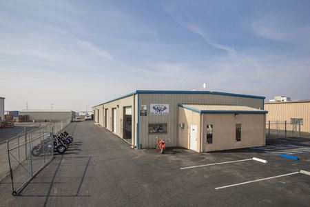 Clean Office/Warehouse Space w/ Rollup Doors - Porterville