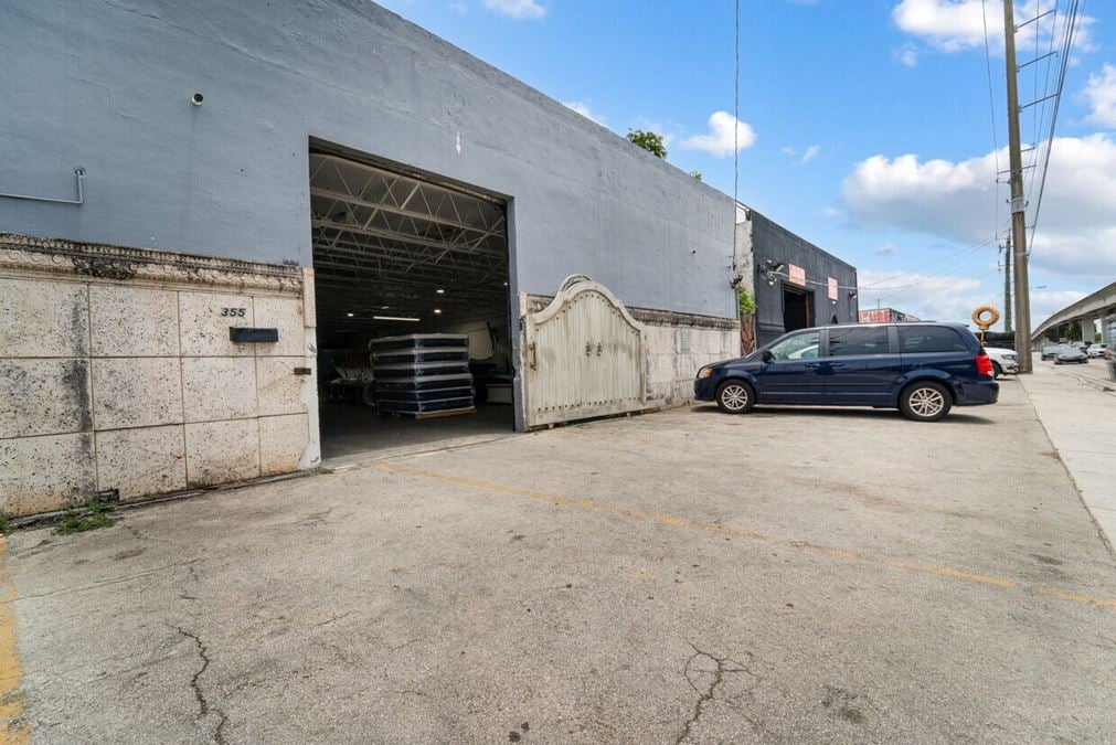 Industrial Warehouse property +/- 5,014 FOR SALE