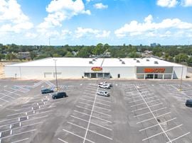 Oak Park Shopping Center: Highly-Visible Retail Suites for Lease