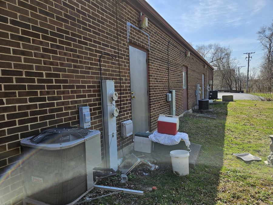 10-Unit Oak Forest Office + Retail Building | A Two-Building Portfolio