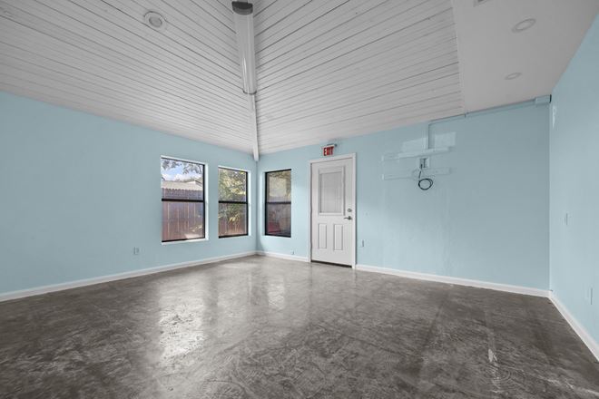 Courtyards Office Suites - 4131 NW 28th Lane