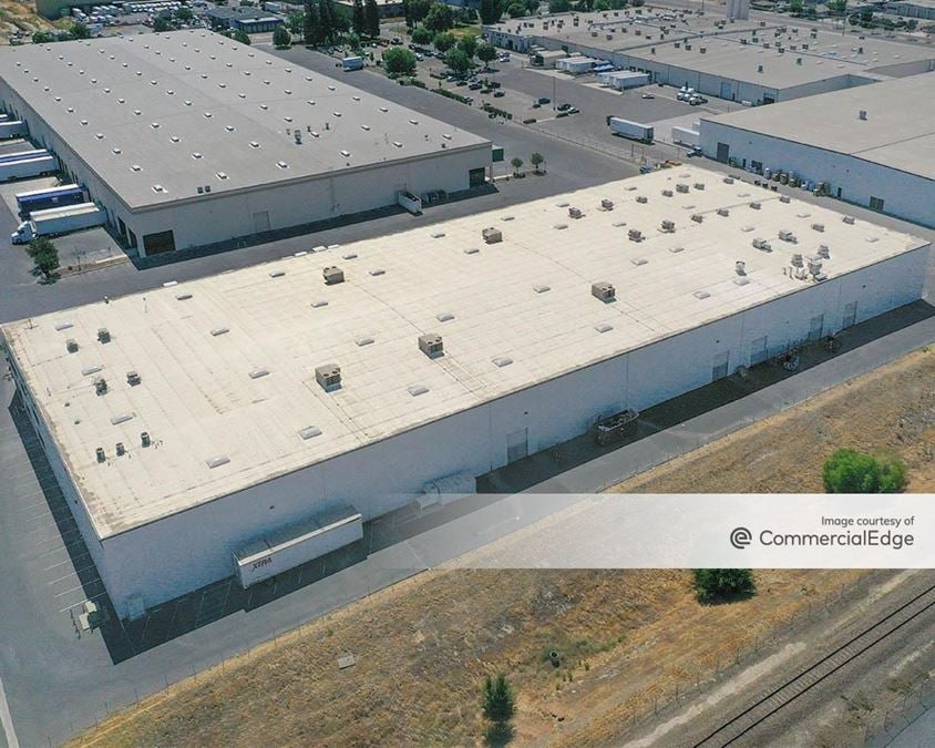 8711 West Doe Avenue, Visalia, CA Industrial Building