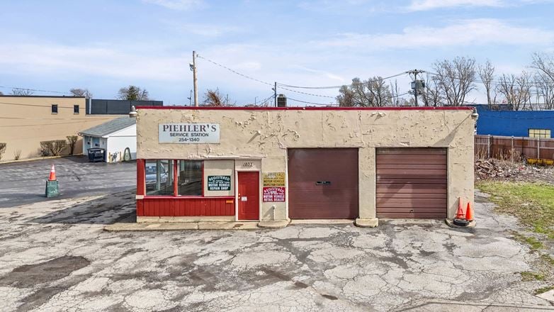 1803 Lyell Ave