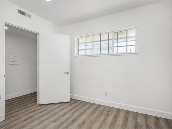 Prime Fully Remodeled Blackstone Ave Space: Move-In Ready