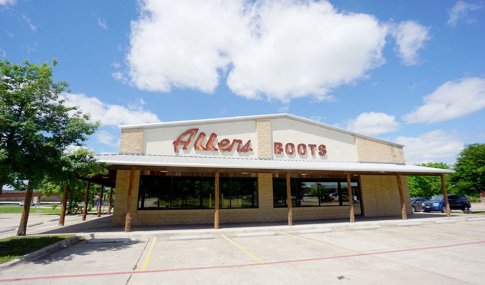 1051 N Interstate 35