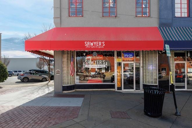 101 W Main St