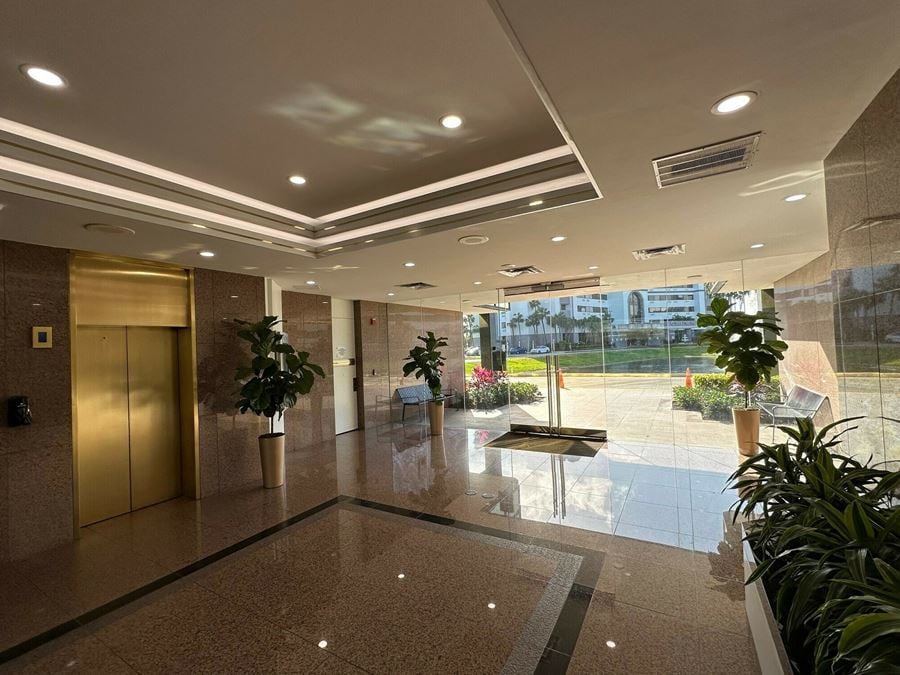 Commerce Pointe Gold