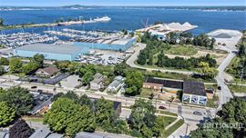 1812 Lakeshore Dr