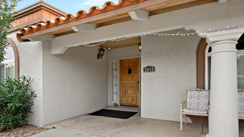 2042 N Sossaman