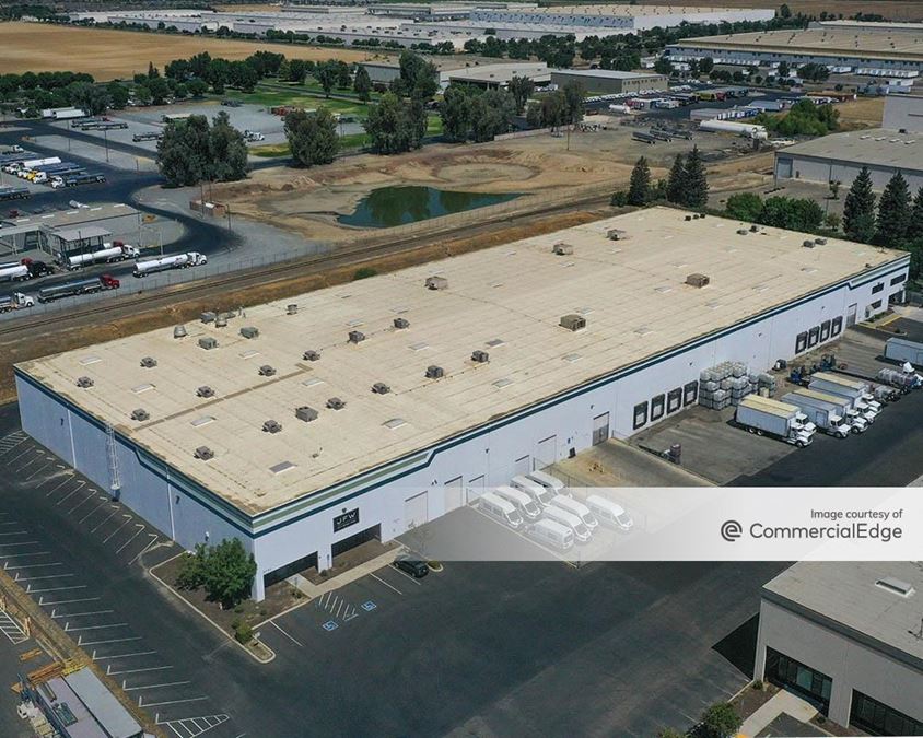 8711 West Doe Avenue, Visalia, CA Industrial Building